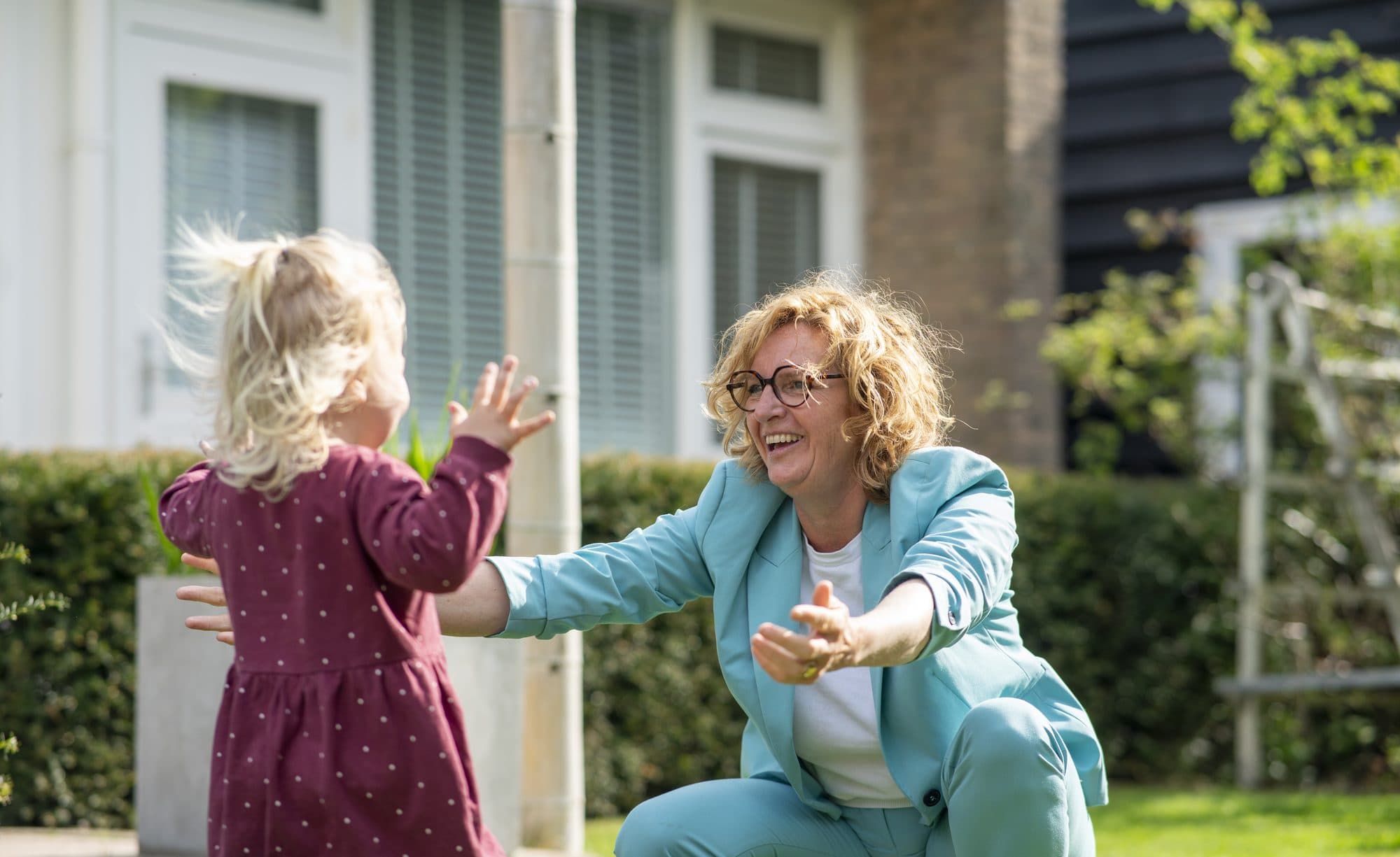Een gastouder verwelkomt een kind met open armen